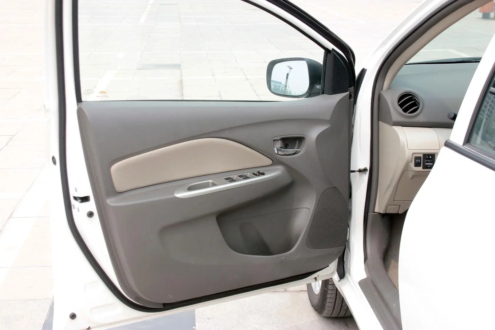 威驰1.3L GL-i 标准版 自动驾驶员侧车门内门板