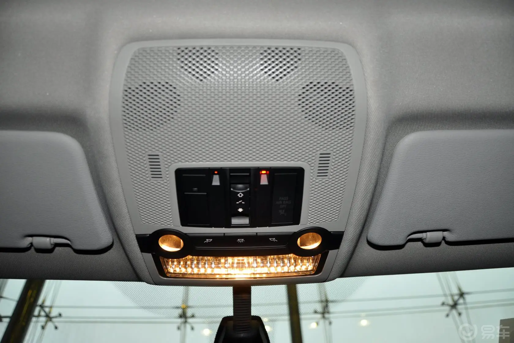 宝马X6xDrive35i前排车顶中央控制区