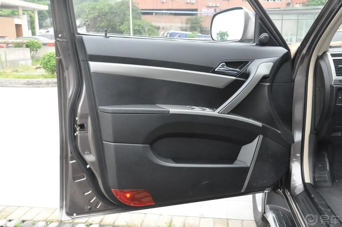 奥轩GX52.4L 手动 两驱 时尚版 汽油驾驶员侧车门内门板