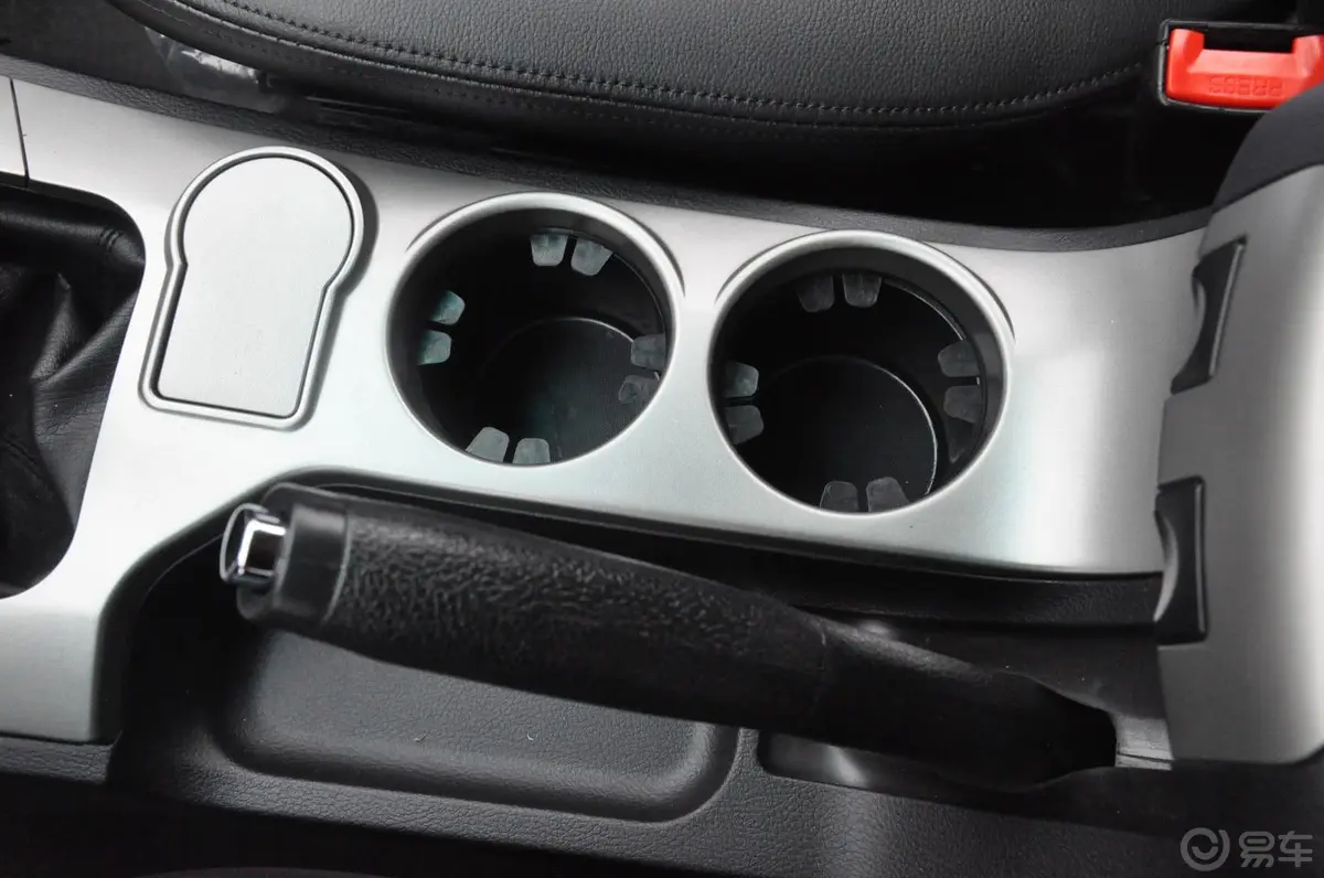 奥轩GX52.4L 手动 两驱 时尚版 汽油前排中央扶手箱
