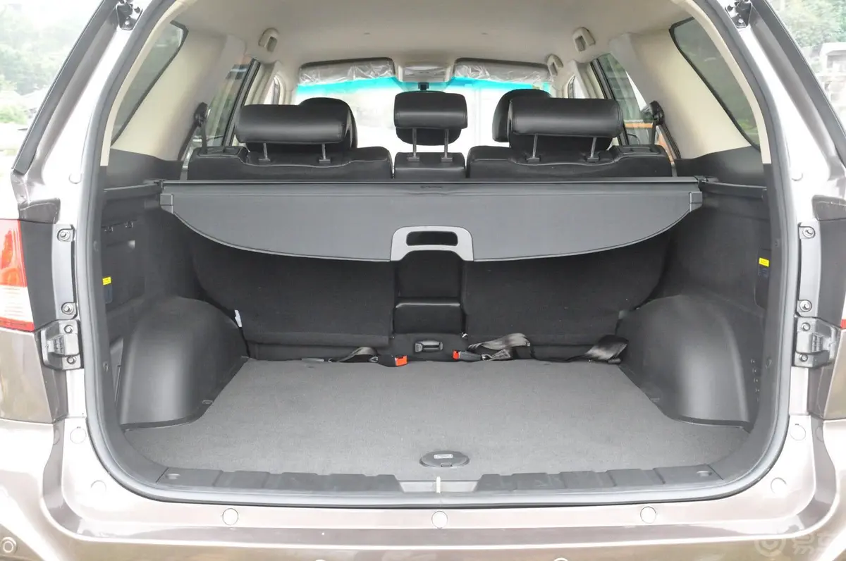 奥轩GX52.4L 手动 两驱 时尚版 汽油行李箱空间