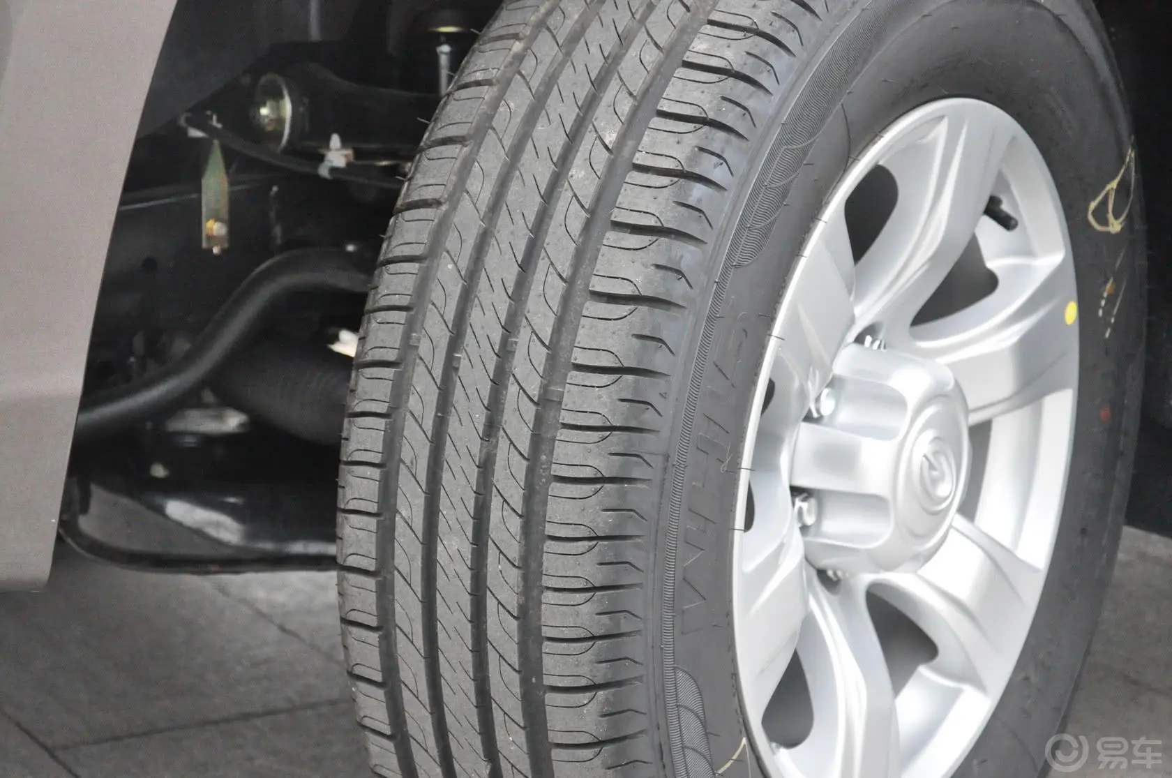 奥轩GX52.4L 手动 两驱 时尚版 汽油轮胎花纹