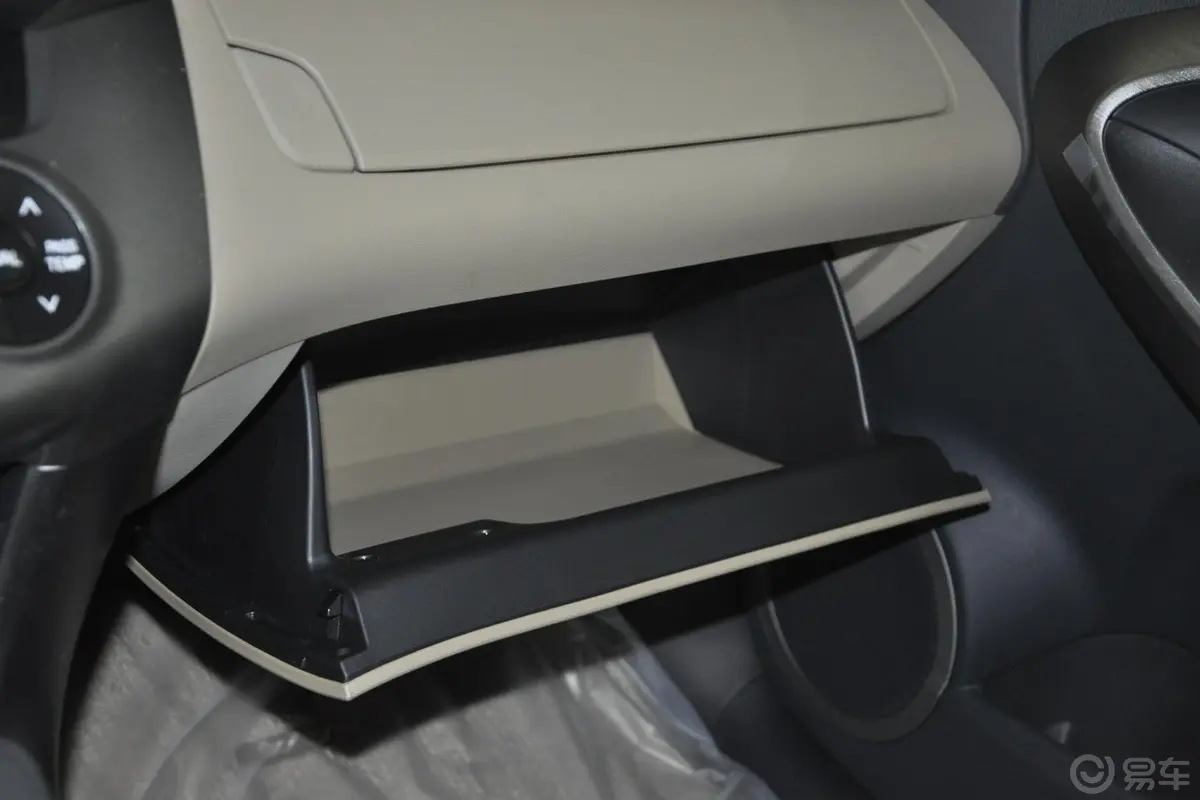 RAV4荣放2.0L 手动 特享经典版手套箱