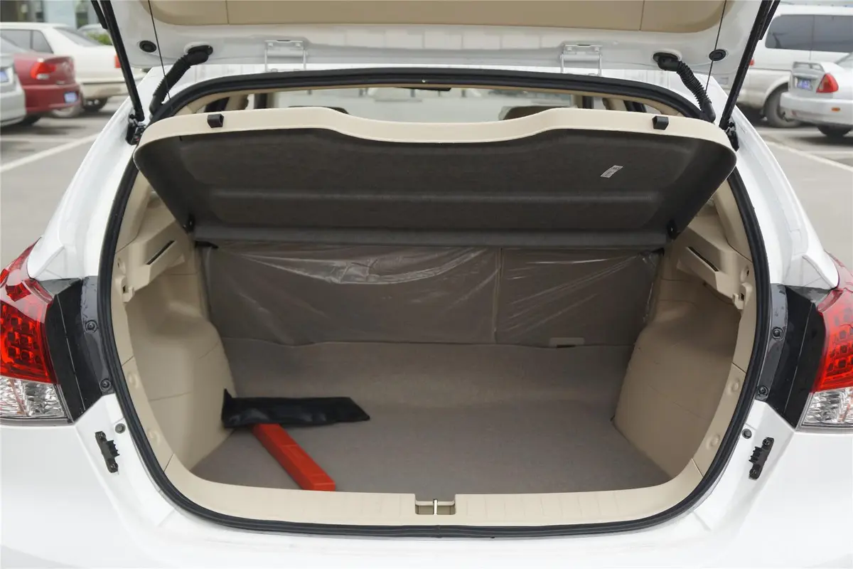 V6菱仕1.5L 手动 豪华版行李箱空间