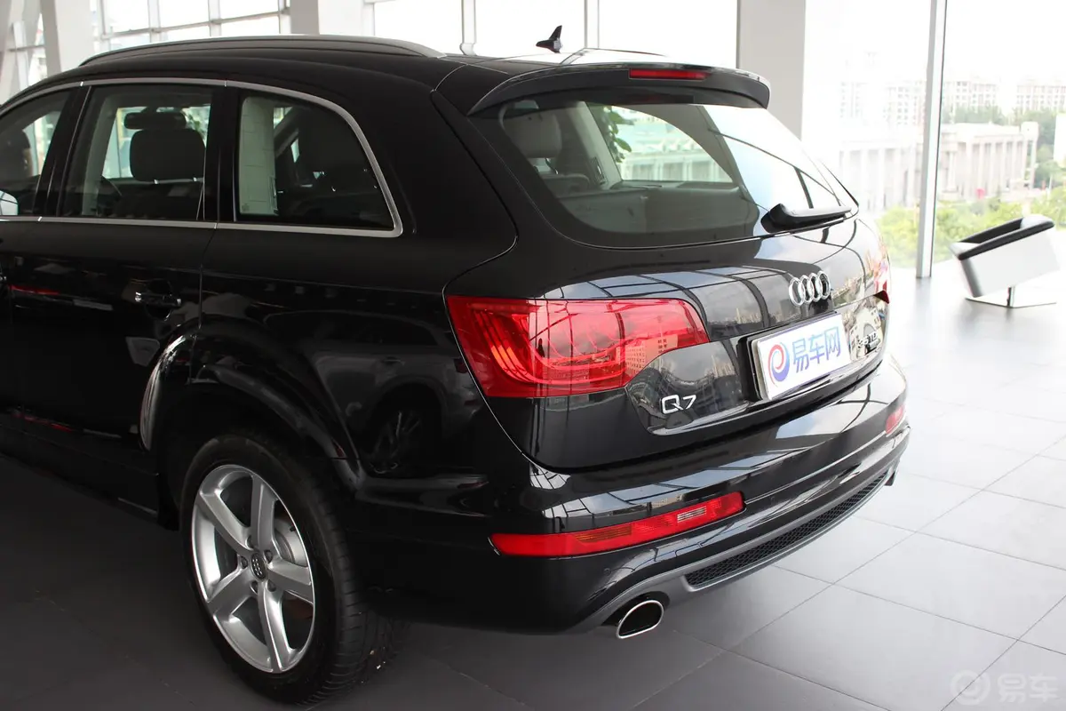 奥迪Q735 TDI quattro 运动型车尾局部