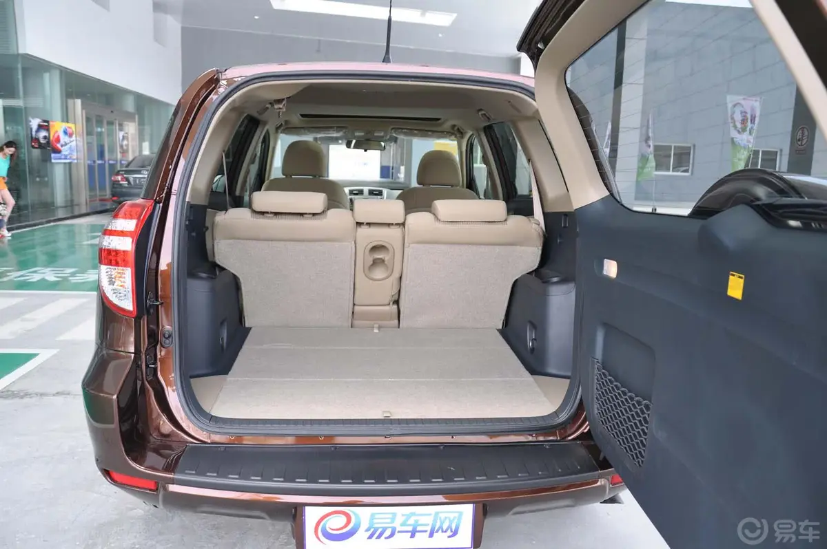 RAV4荣放2.0L 手动 特享经典版行李箱空间