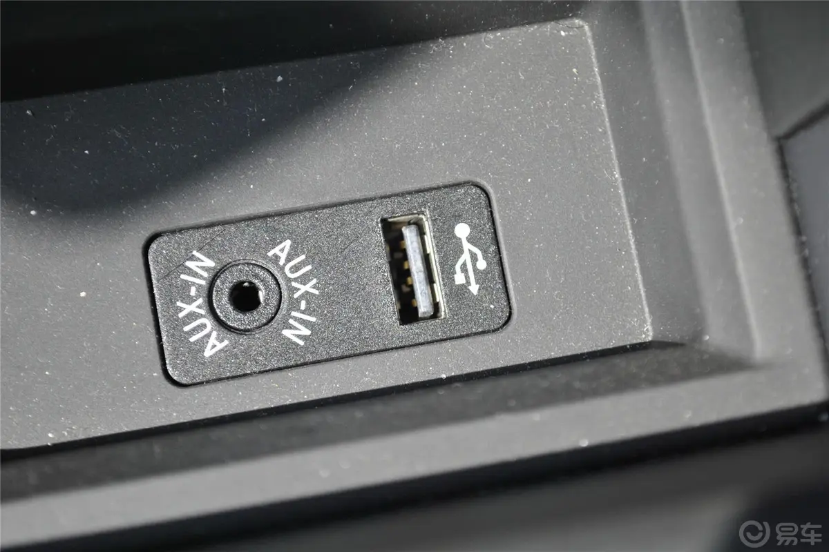 宝马3系(进口)328i 运动设计套装USB接口