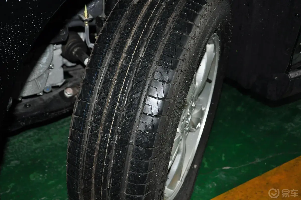 比亚迪S62.4L 自动 尊享型 劲悦版轮胎花纹