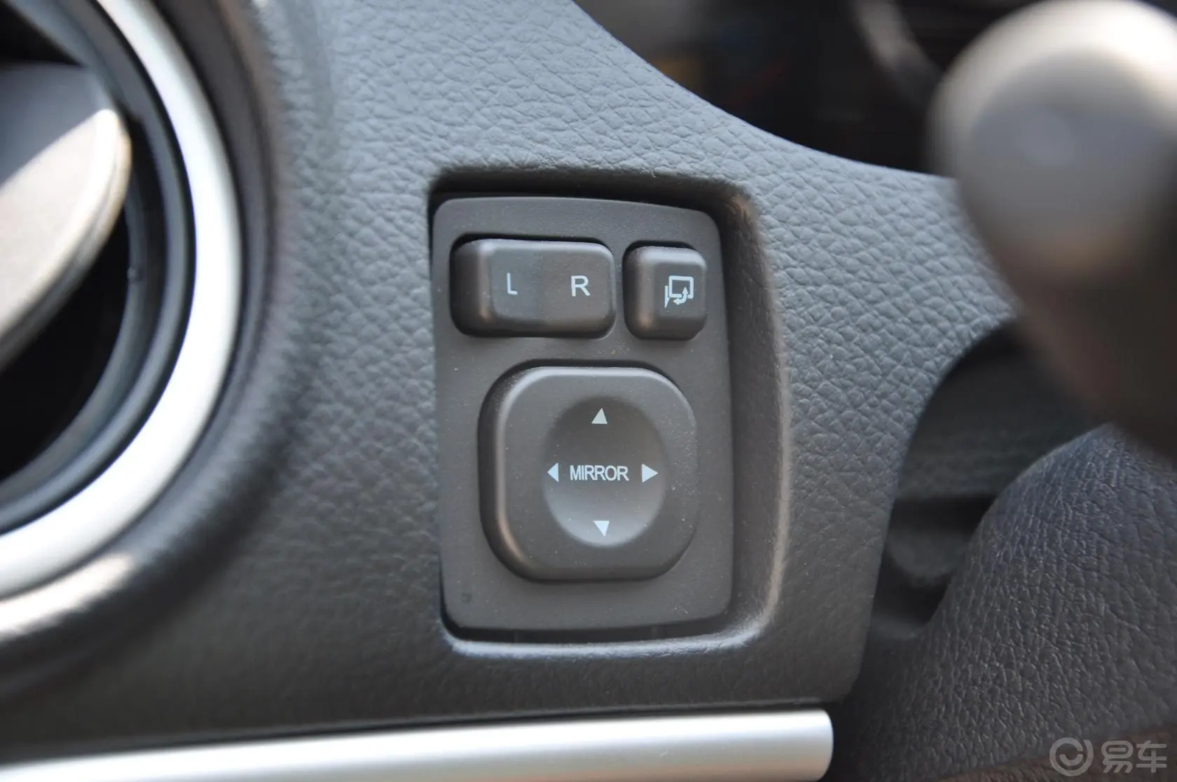 大7 SUV锋芒限量版 2.2T 自动 四驱 智尊型外后视镜控制键
