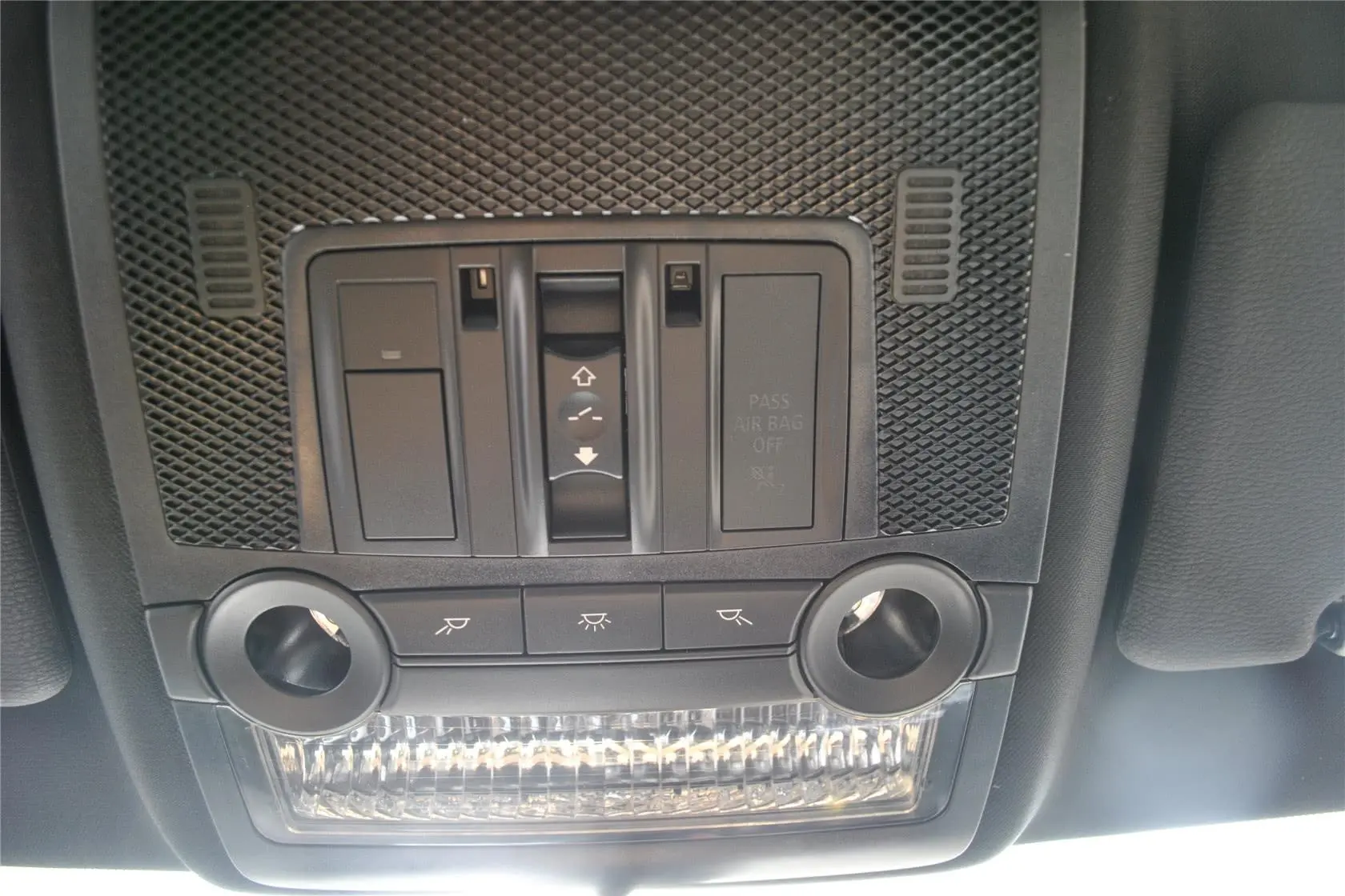 宝马X5(进口)xDrive35i M运动型前排车顶中央控制区
