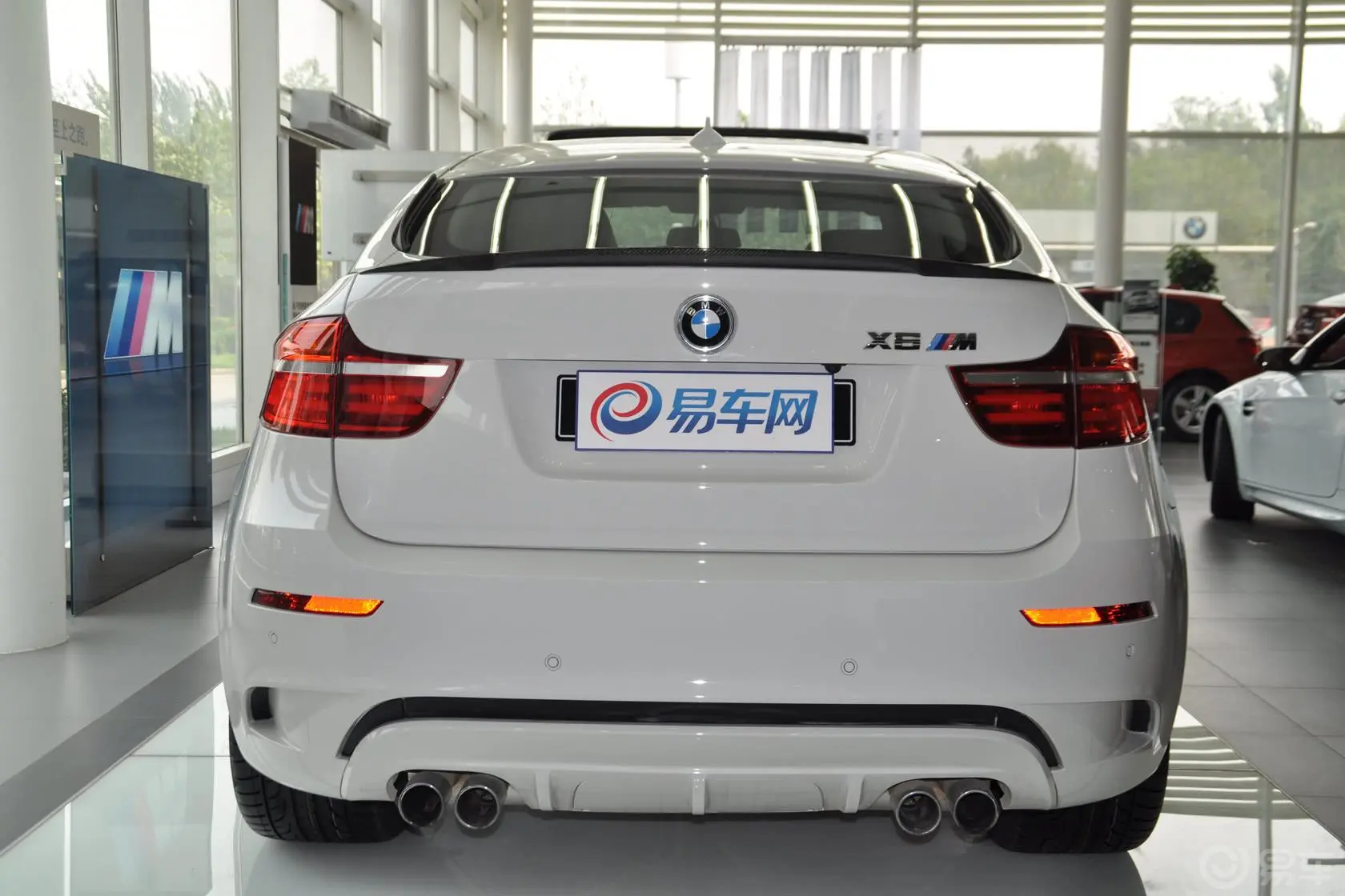 宝马X6 M4.4L V8正后水平