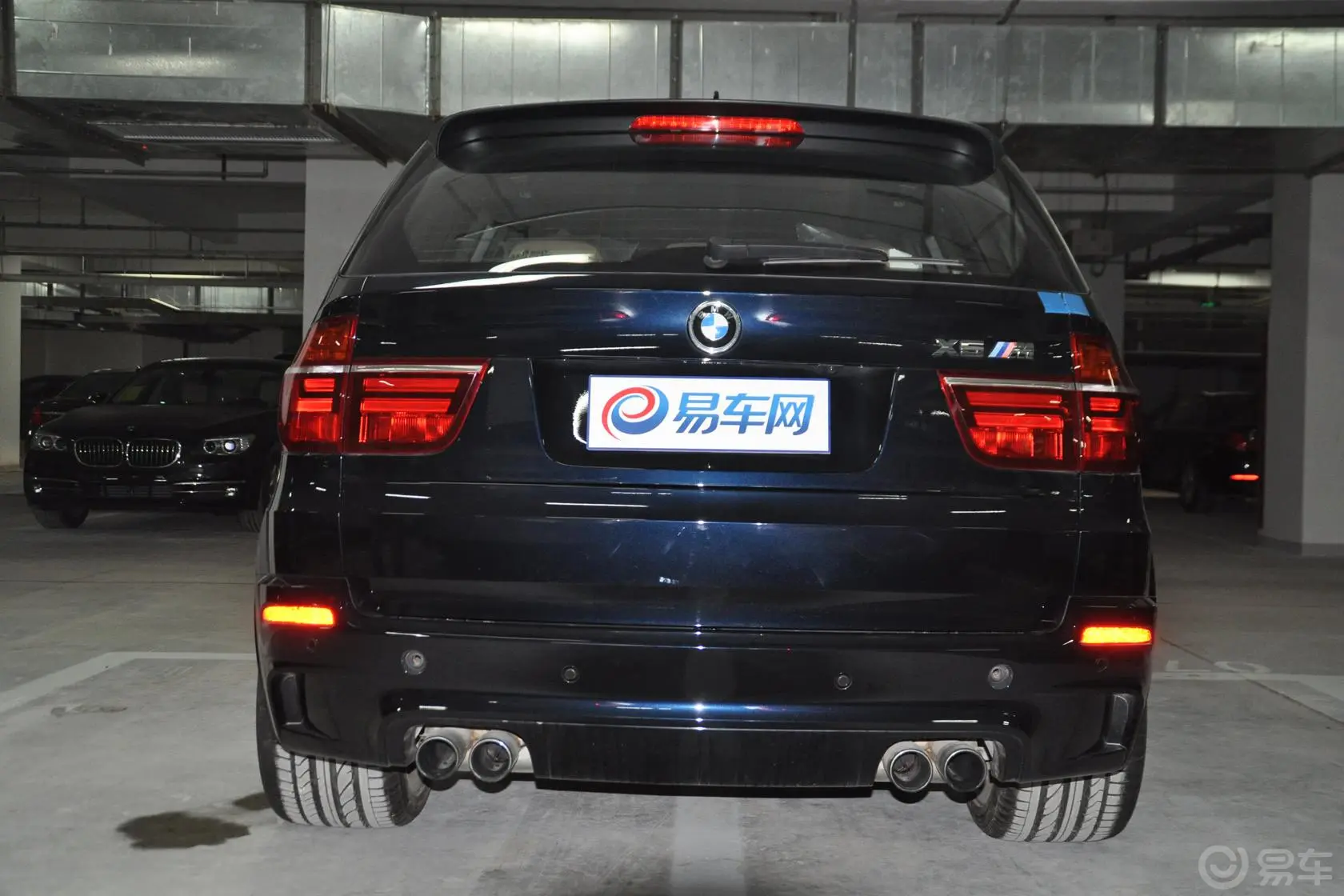 宝马X5 M4.4L V8正后水平