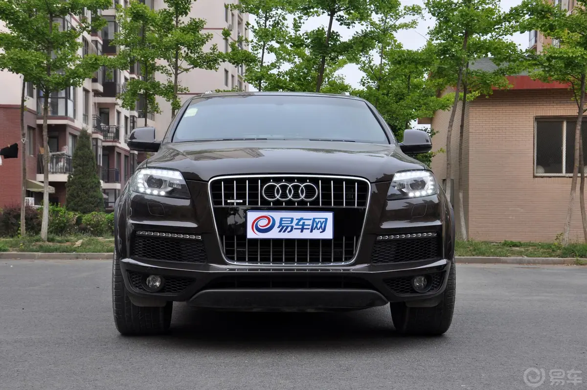 奥迪Q735 TFSI quattro 专享型正前水平