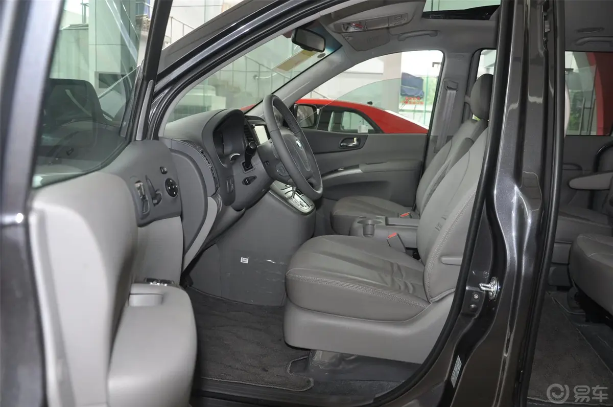 起亚VQVQ-R 2.2T 自动 柴油 舒适版前排空间