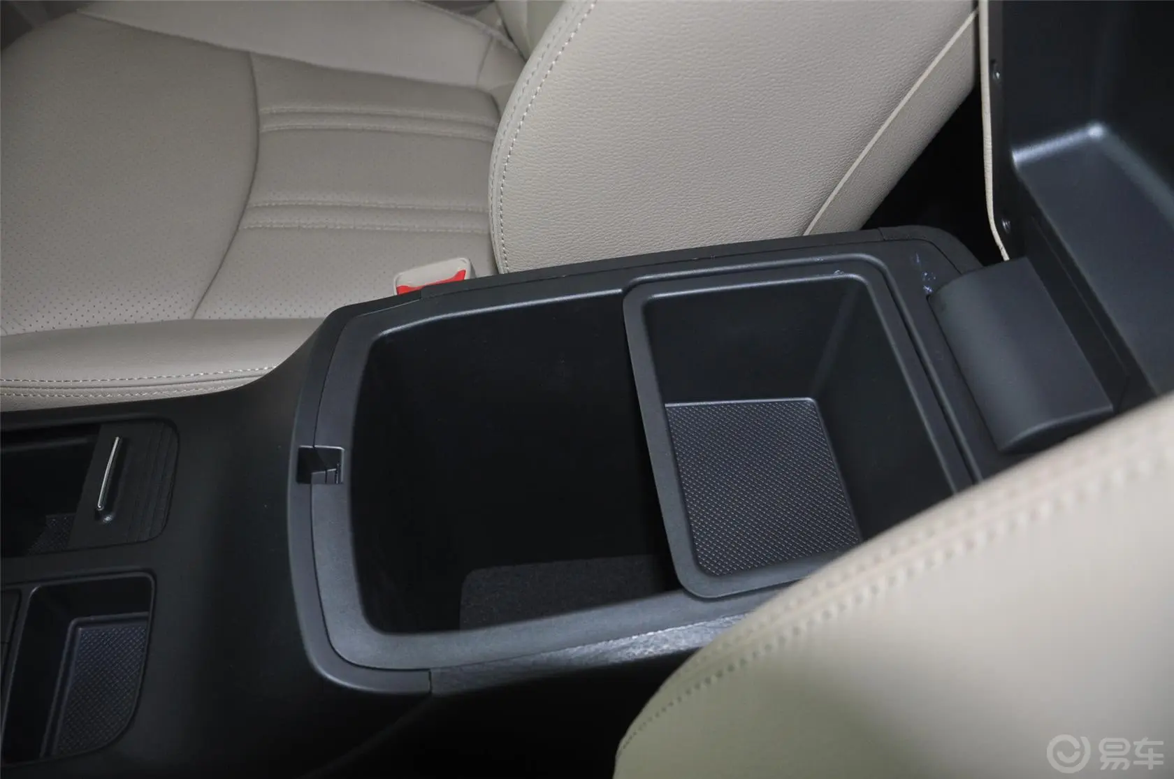 索兰托2.4L 汽油 至尊版 七座前排中央扶手箱空间