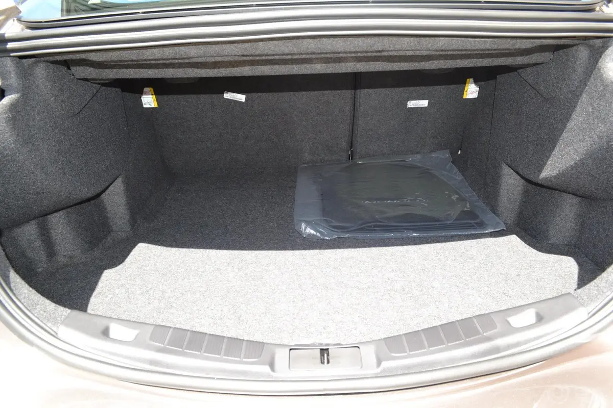 蒙迪欧2.0T 自动 GTDi240 至尊型行李箱空间