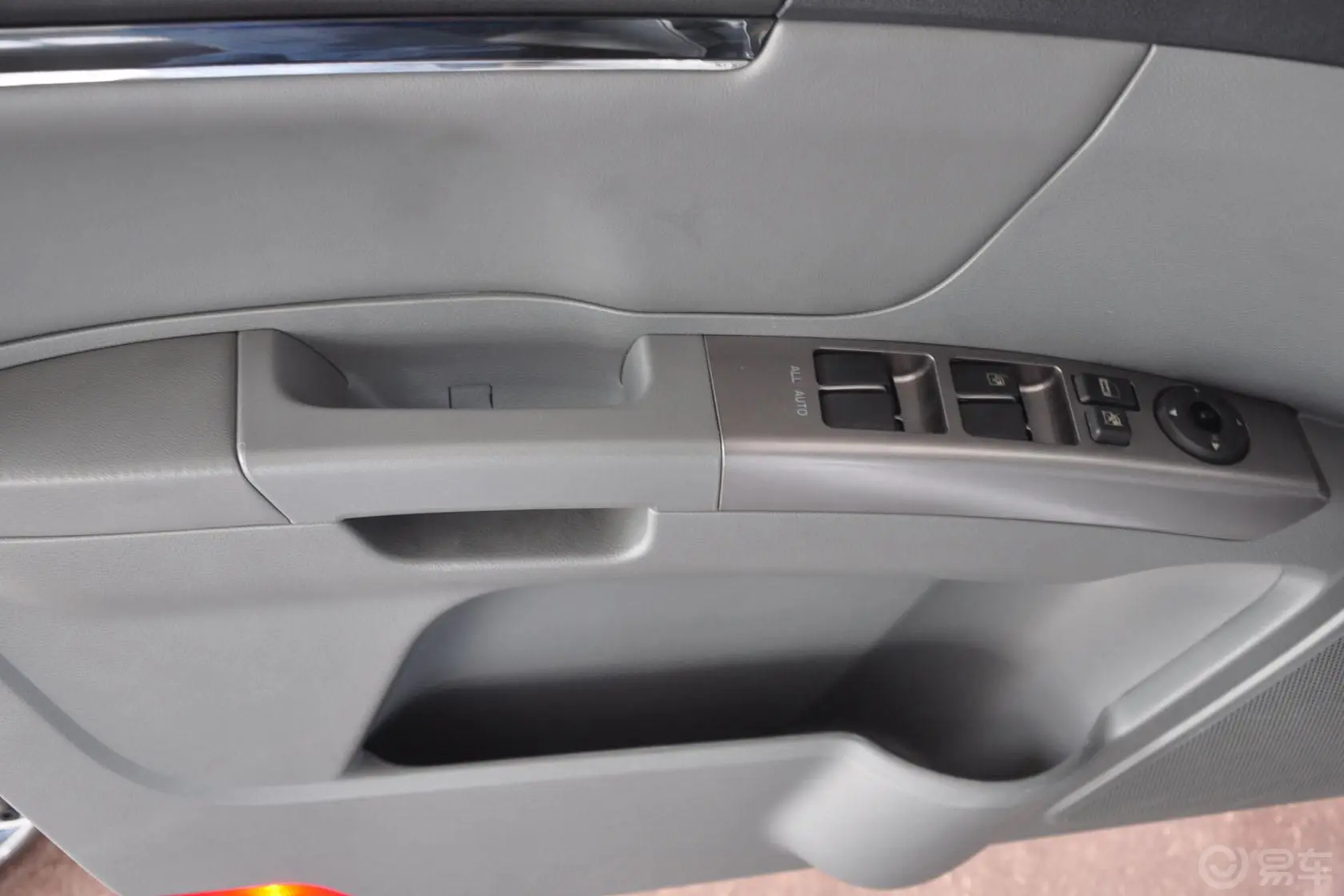 帝豪两厢 1.8L 自动 尊贵型驾驶员门储物盒