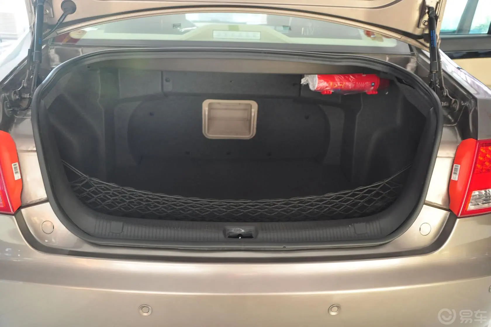 吉利EC82.4L 自动 尊贵型行李箱空间