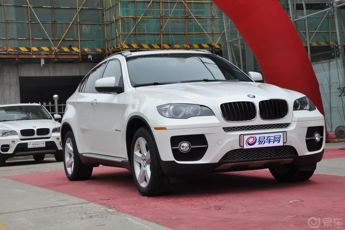 宝马X6xDrive35i 美规版侧前45度车头向右水平