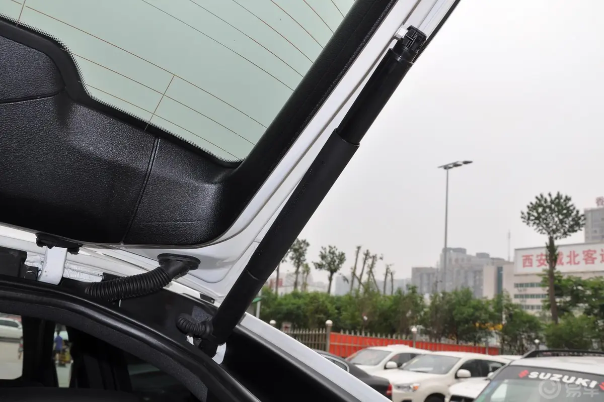 宝马X6xDrive35i 美规版行李厢支撑杆