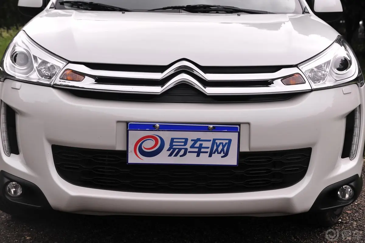 雪铁龙C4 AIRCROSS(进口)2.0L 自动 四驱 豪华版前格栅侧俯拍