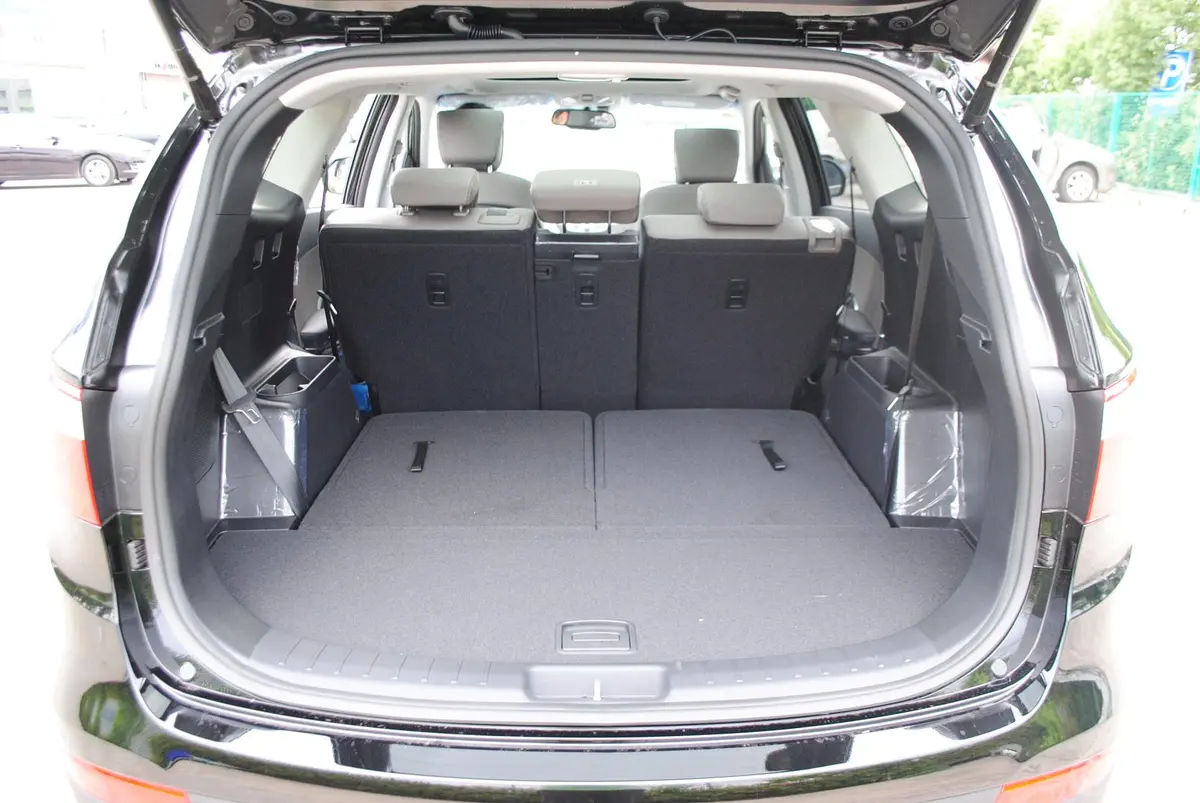 格越3.0L 自动 四驱 舒适版 7座行李箱空间