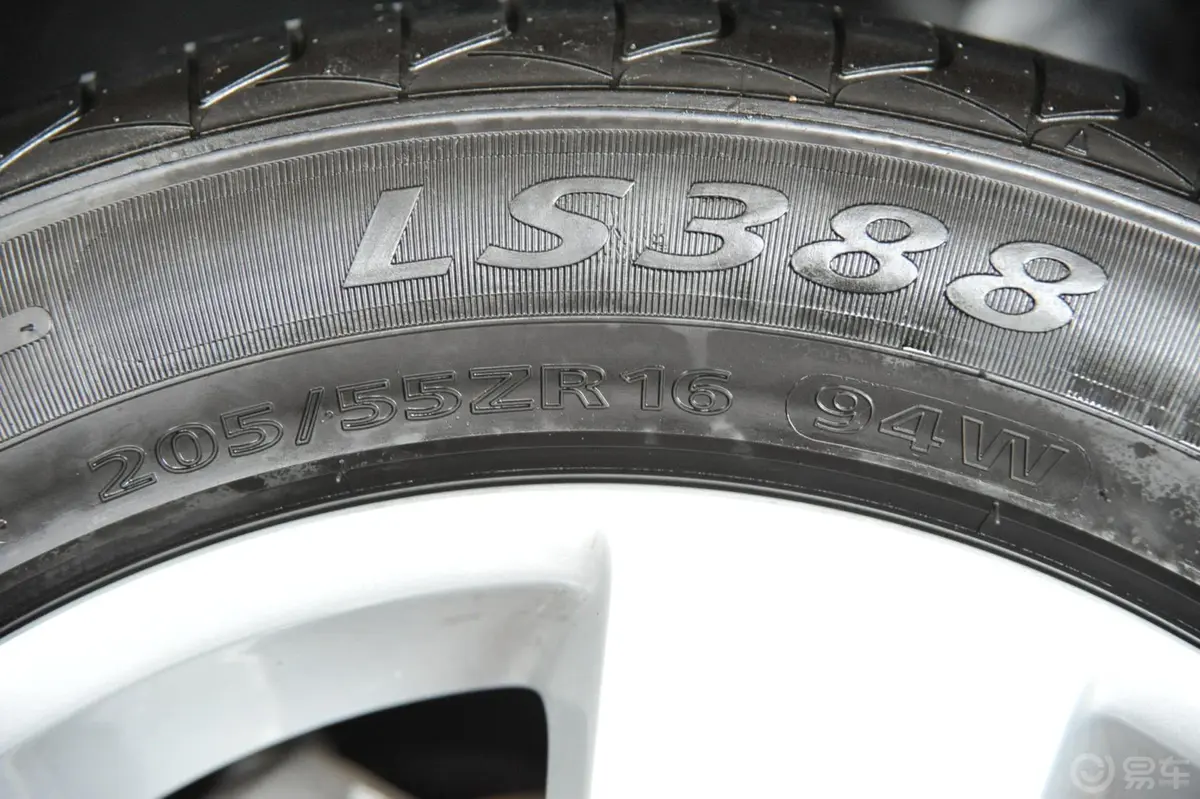 路盛E702.0L 手自一体 尊贵版轮胎规格