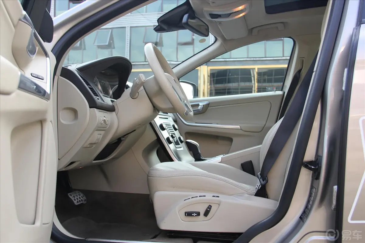 沃尔沃XC60(进口)3.0T T6 AWD舒适版前排空间