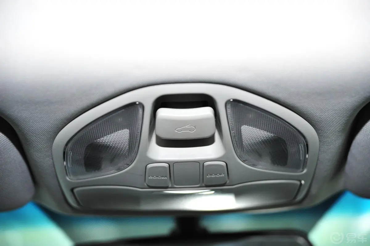 胜达2.4L GL 两驱 自动 舒适型前排车顶中央控制区