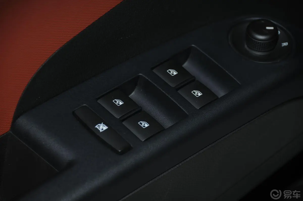 爱唯欧1.6L SX 自动 风尚影音版车窗升降键