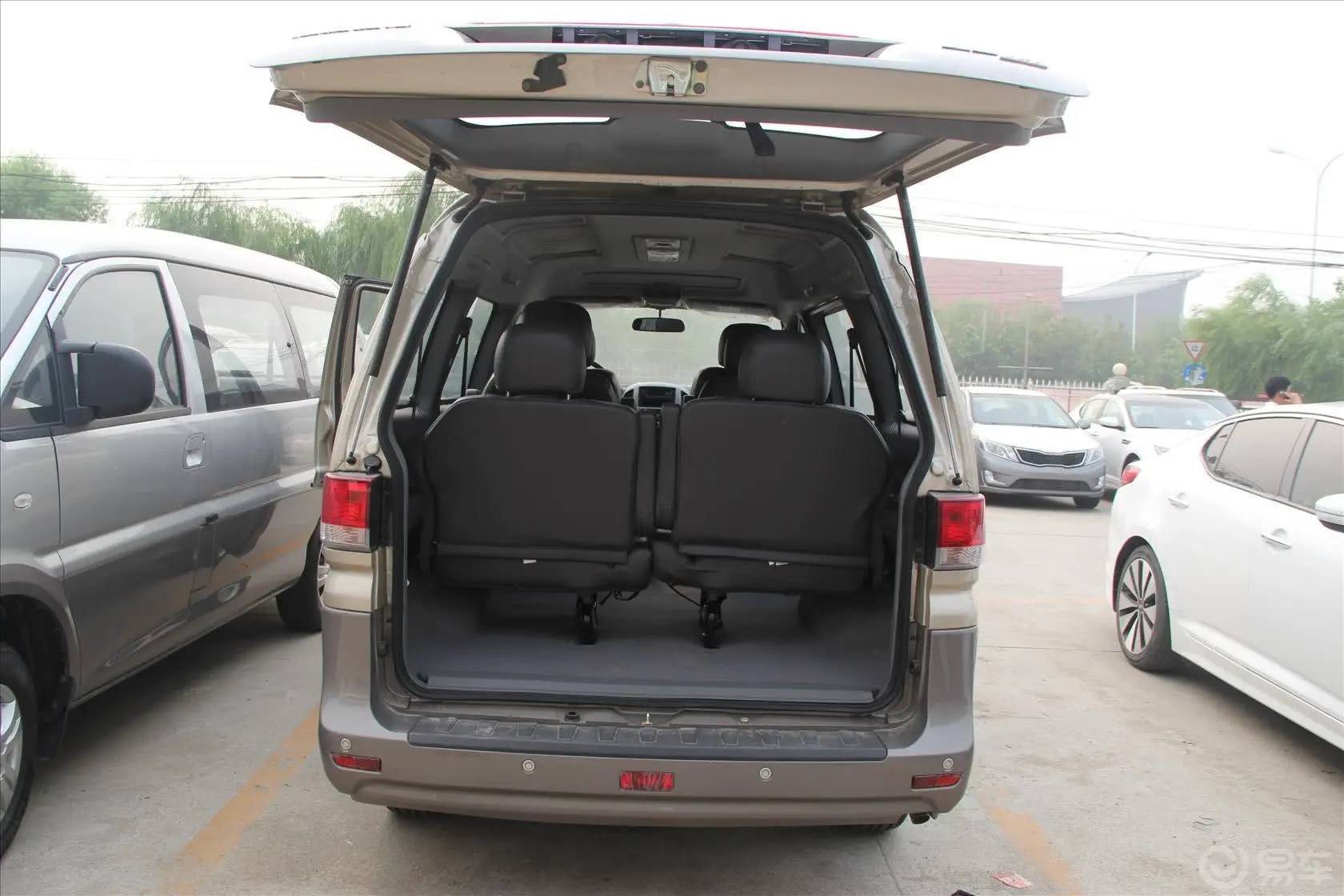 菱智M5 Q3短车 2.0L 手动 豪华型 7座行李箱空间