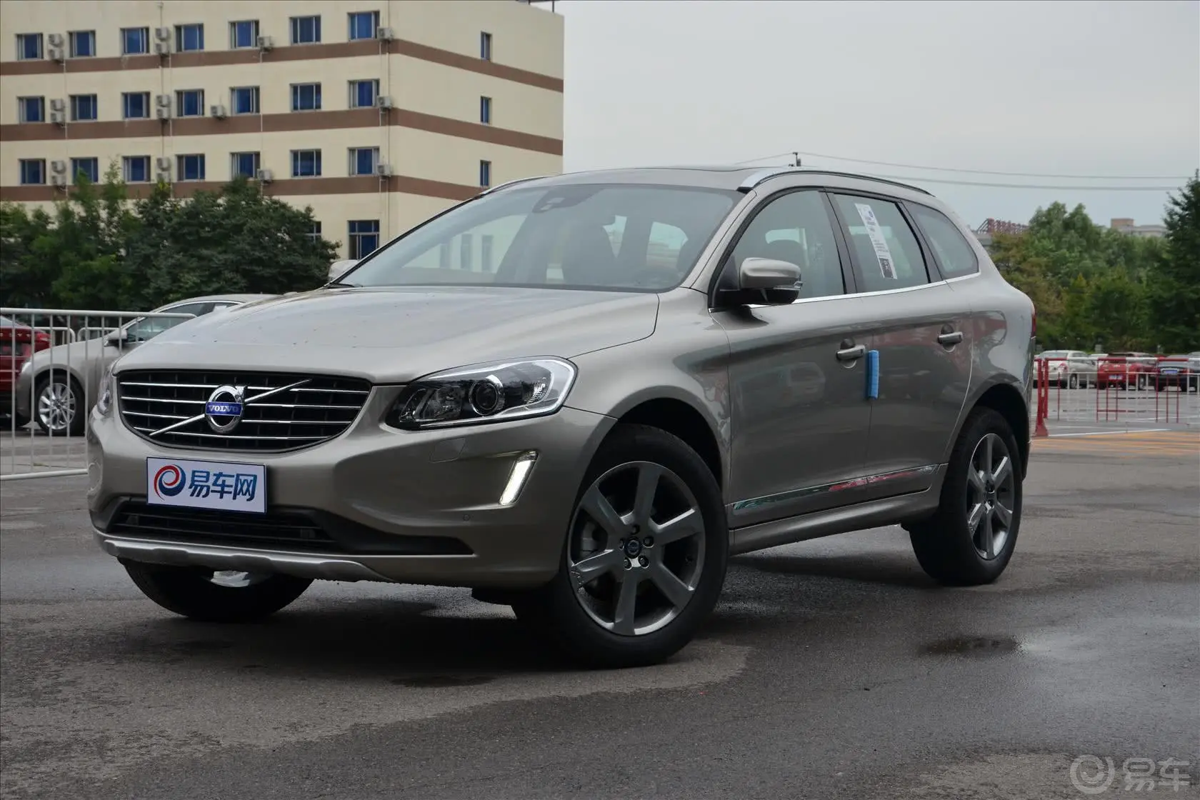 沃尔沃XC60(进口)3.0T T6 智逸版侧前45度车头向左水平