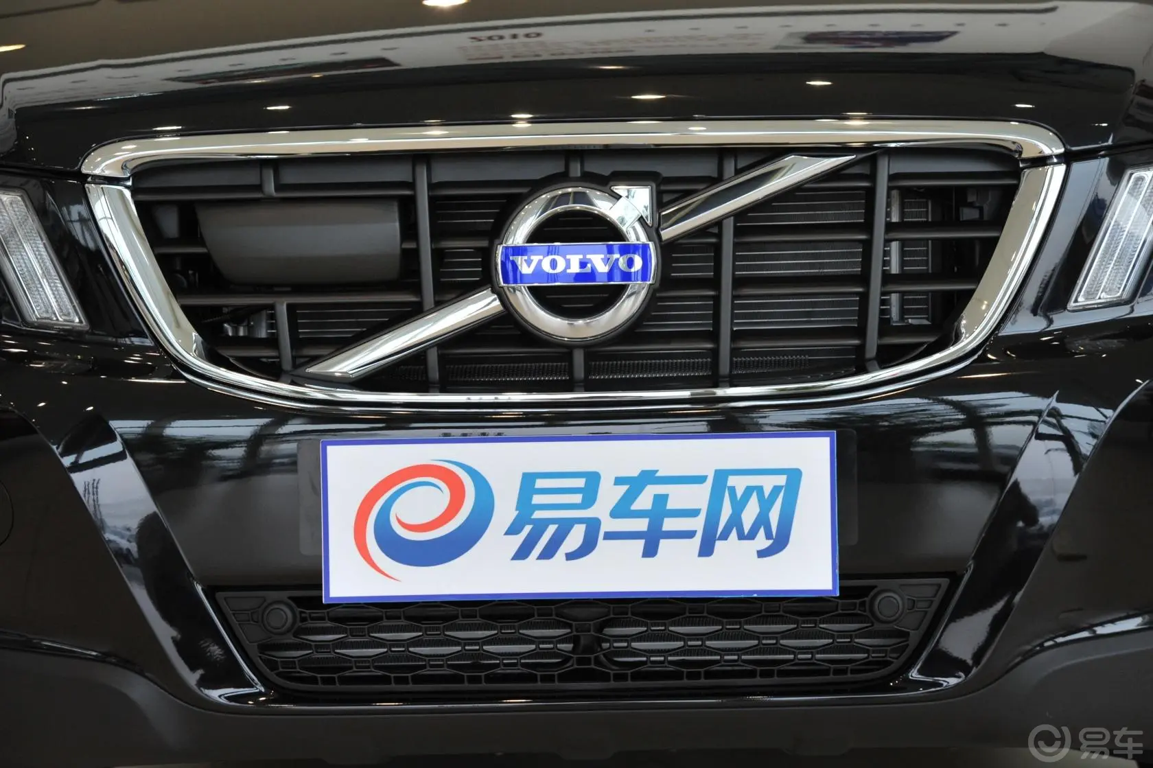 沃尔沃XC60(进口)2.0T T5 舒适版前格栅侧俯拍