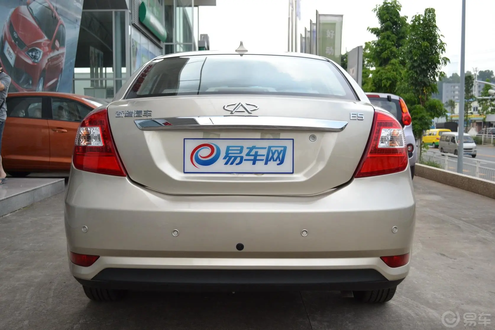 奇瑞E51.8L CVT 卓悦天窗版正后水平