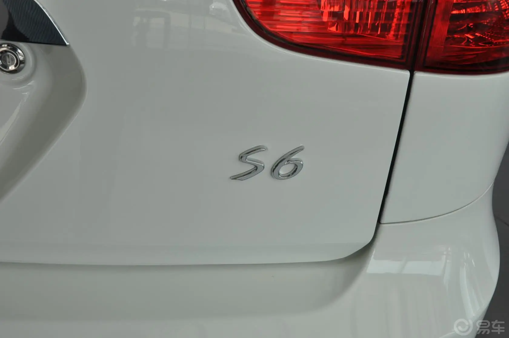 比亚迪S62.4L 自动 精英型 劲悦版尾标