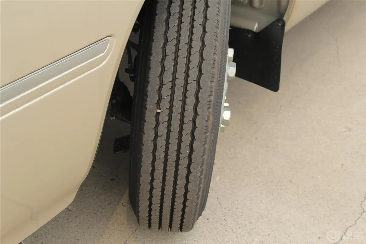 柯斯达4.0L 手动 豪华版 汽油 20座轮胎花纹