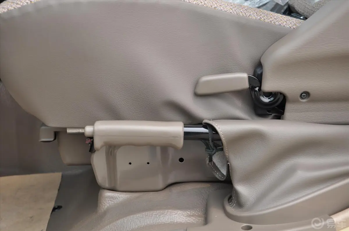 柯斯达2.7 L 手动 高级升级版 汽油 23座驻车制动（手刹，电子，脚刹）