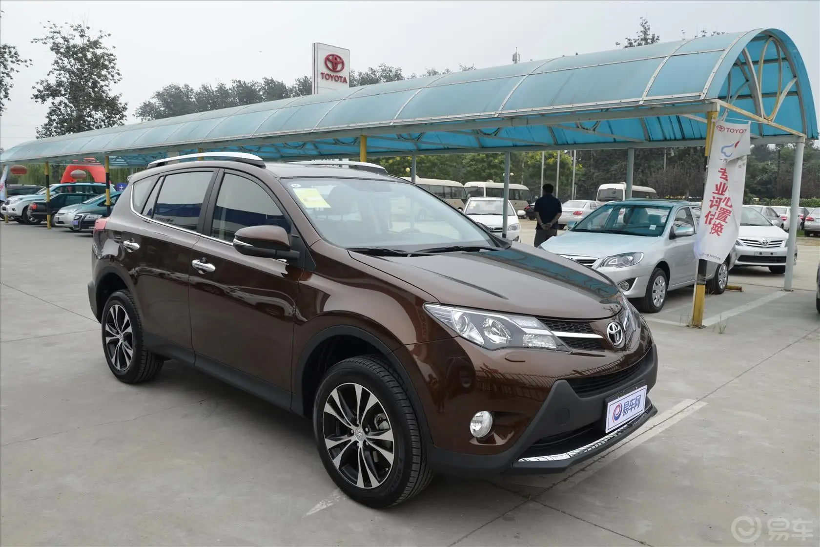 RAV4荣放2.5L 手自一体 豪华版侧前45度车头向右水平