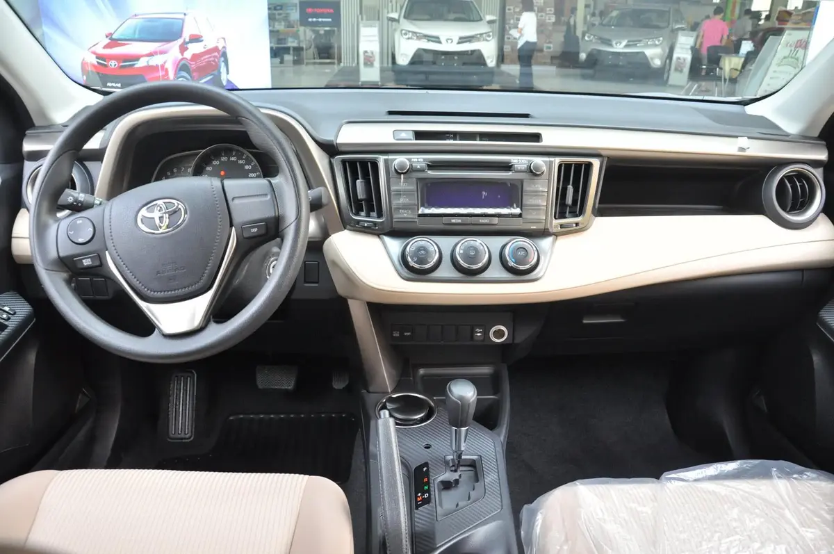 RAV4荣放2.0L CVT 都市版内饰全景正拍