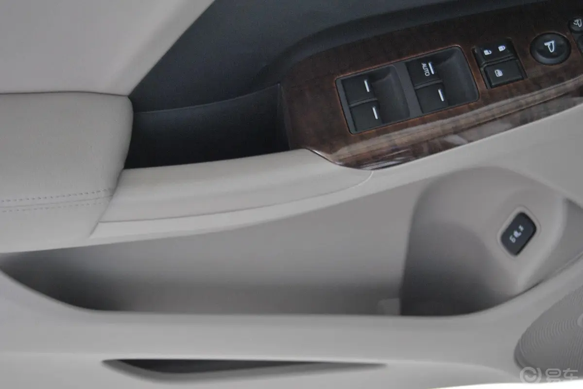 奥德赛2.4L 自动 舒适版驾驶员门储物盒