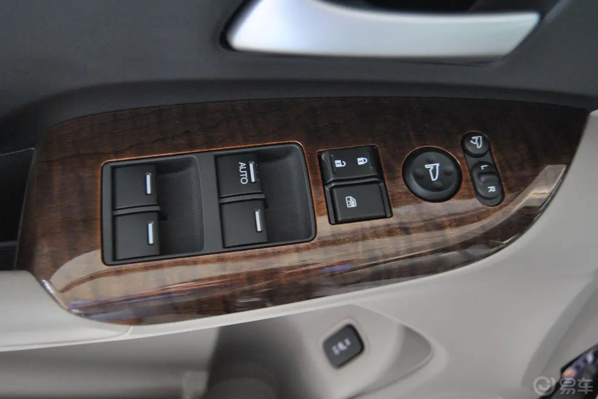 奥德赛2.4L 自动 舒适版车窗升降键