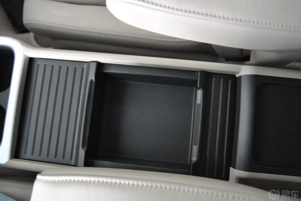 奥德赛2.4L 自动 舒适版前排中央扶手箱空间