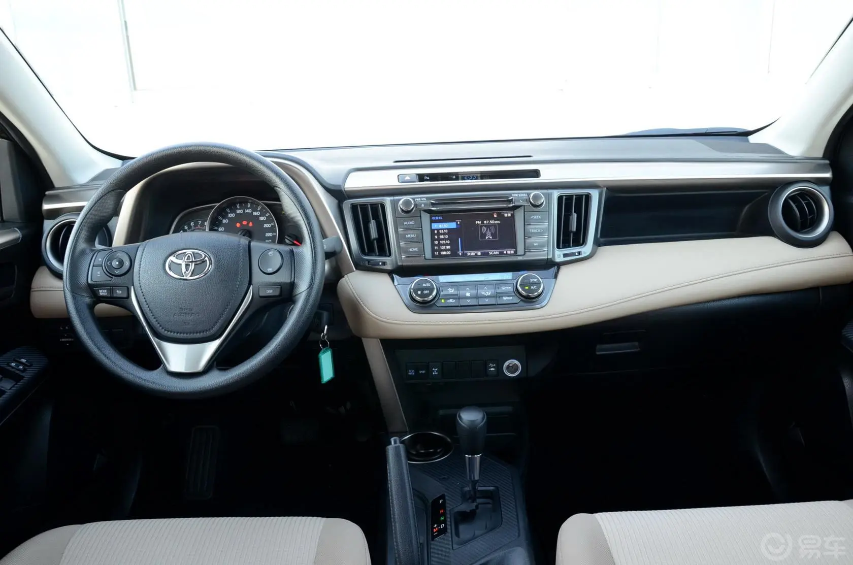 RAV4荣放2.0L CVT 都市版内饰全景正拍