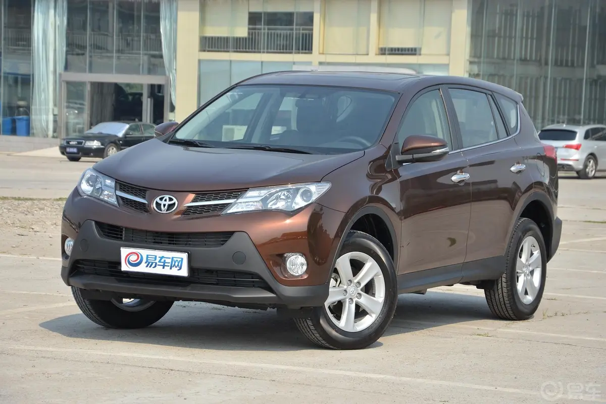 RAV4荣放2.0L CVT 新锐版侧前45度车头向左水平