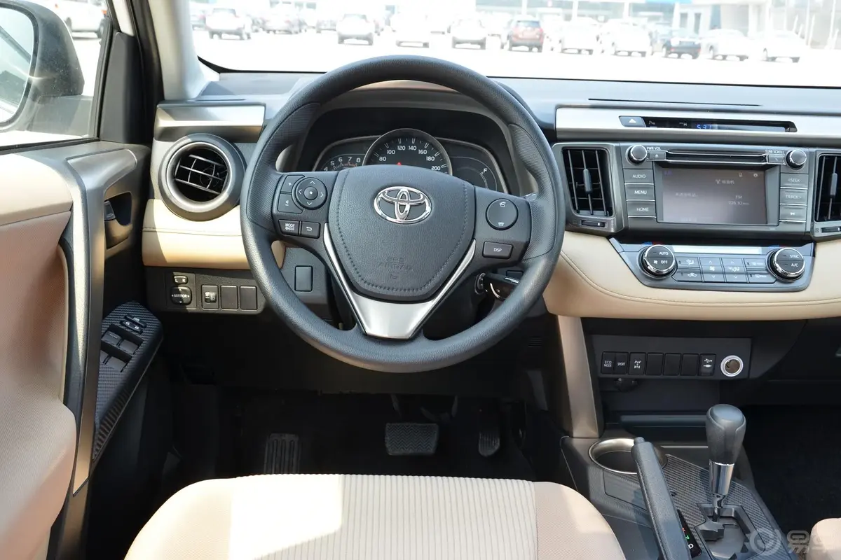 RAV4荣放2.0L CVT 风尚版驾驶位区域