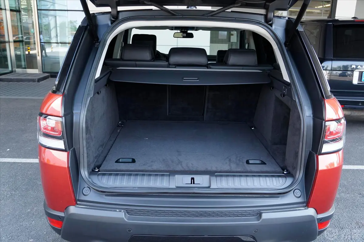 揽胜运动版3.0 V6 SC 汽油版 智利红限量版行李箱空间
