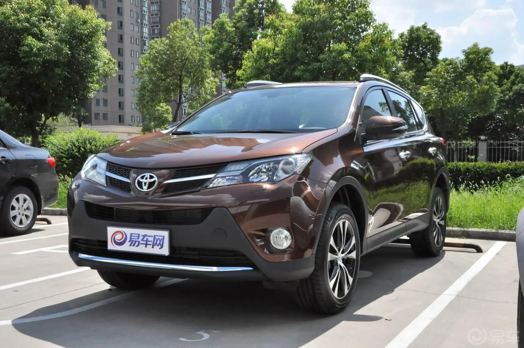 RAV4荣放2.5L 手自一体 尊贵版侧前45度车头向左水平