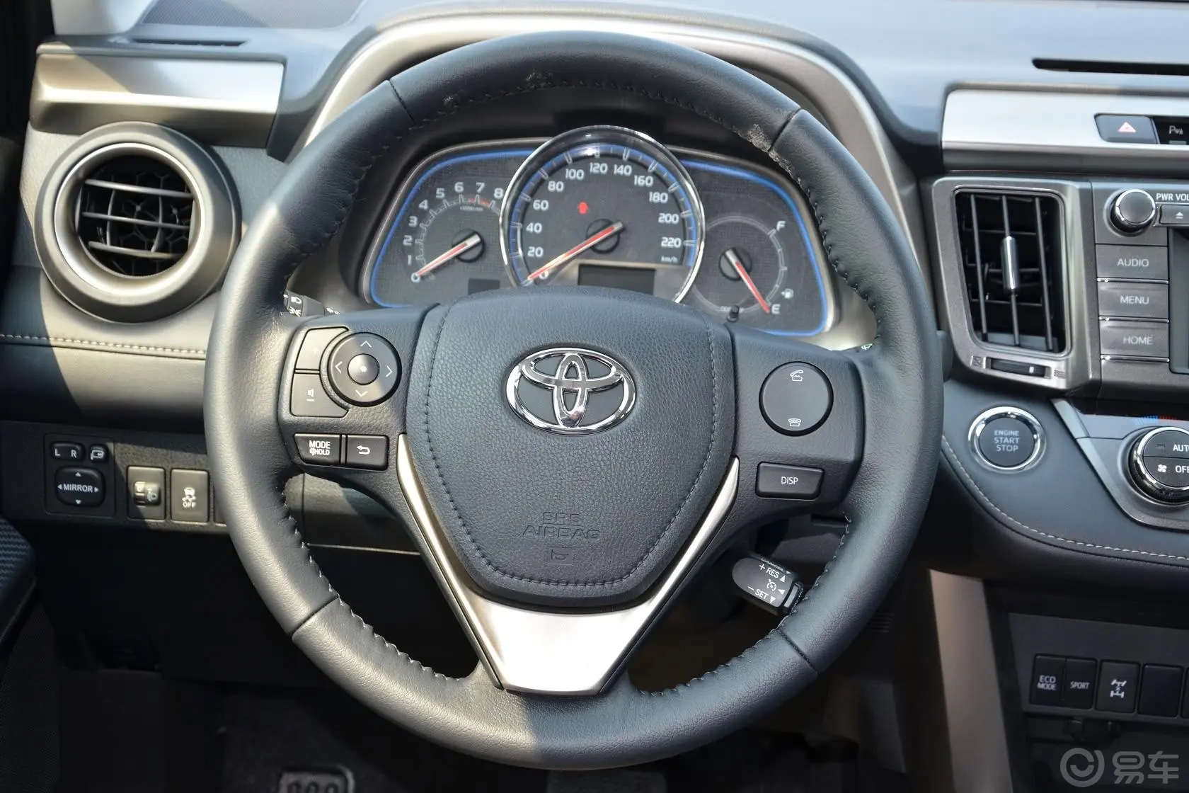 RAV4荣放2.0L CVT 新锐版方向盘