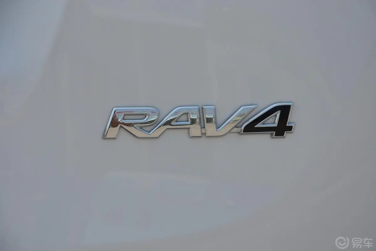 RAV4荣放2.0L CVT 都市版尾标