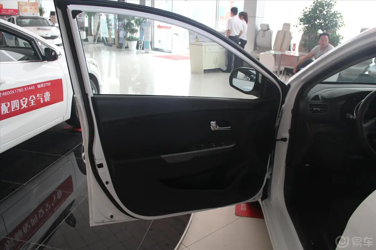 起亚K2三厢 1.4L 自动 GLS 纪念版驾驶员侧车门内门板